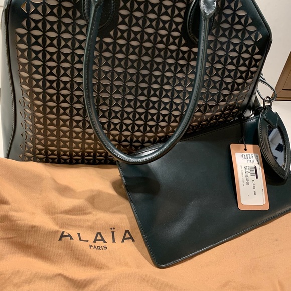 NWT Alaia Large Laser Cut Handbag with pouch and mirror. Black. $3500 retail - Picture 6 of 17